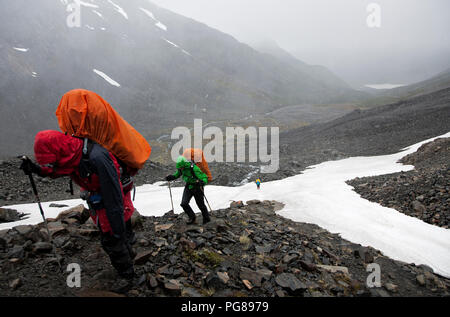 Trekker am John Garner pass. Torres del Paine Nationalpark. Patagonien Chile Stockfoto