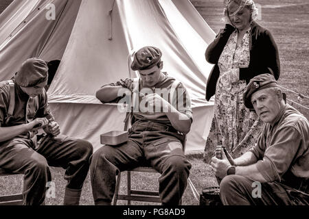 SHOREHAM-by-Sea, WEST SUSSEX/UK - 30. August: kriegszeiten Re-enactment in Shoreham Airshow in Shoreham-by-Sea, West Sussex am 30. August 2014. Vier nicht identifizierte Personen Stockfoto