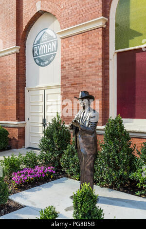 Bluegrass Künstler Bill Monroe Skulptur, Ryman Auditorium, Nashville, Tennessee, USA. Stockfoto