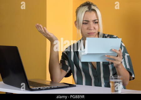 Verwirrt Büroangestellter Lesen von Dokumenten Stockfoto