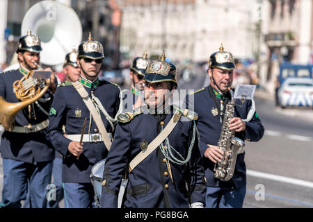 Ein Mitglied der montiert Brass Band der portugiesischen nationalen Schutz nimmt Teil an der Zeremonie der Wachablösung am Belem Palace in Lissabon. Stockfoto