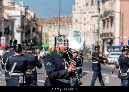 Ein Mitglied der montiert Brass Band der portugiesischen nationalen Schutz nimmt Teil an der Zeremonie der Wachablösung am Belem Palace in Lissabon. Stockfoto