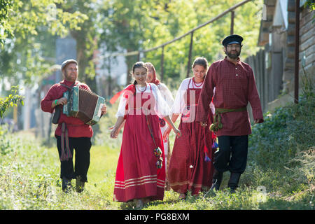 Eine Gruppe junger Menschen in der Russischen trachten Wandern rund um das Dorf Stockfoto