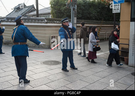 23.12.2017, Kyoto, Japan, Asien - Politessen werden gesehen, Regulierung der Verkehr an einer Kreuzung in der Altstadt von Kyoto. Stockfoto