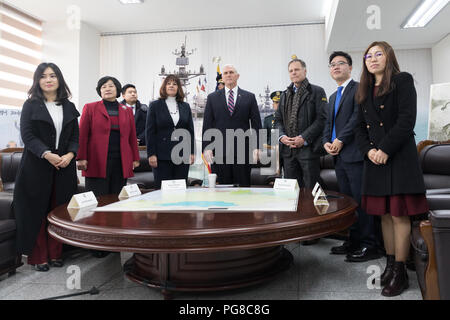Vice President Mike Pence trifft sich mit nordkoreanische Überläufer im Cheonan Memorial, Freitag, 9. Februar 2018 in Südkorea. Vice President der Peterspfennig Reise nach Asien Stockfoto