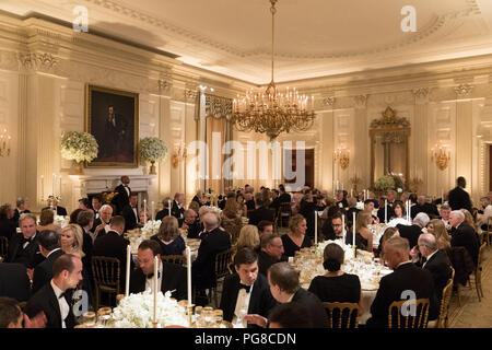 Präsident Trumpf und die erste Dame an einem Abendessen mit dem Präsidenten von Frankreich und Frau Längestrich Der Staatsbesuch von Frankreich Stockfoto