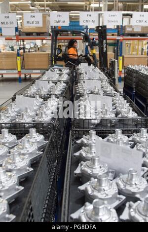 Bernsdorf, Deutschland. 24 Aug, 2018. Ein Stapler fährt durch eine Produktionshalle von TD Deutsche Klimakompressor GmbH (TDDK). Am selben Tag wurde die 50-millionste Kompressor wurde an der Produktionslinie übergeben. TDDK ist ein Unternehmen der beiden japanischen Automobilhersteller Toyota Industries Corporation und Denso Corporation. Credit: Sebastian Kahnert/dpa-Zentralbild/dpa/Alamy leben Nachrichten Stockfoto