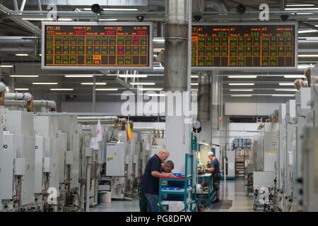 Bernsdorf, Deutschland. 24 Aug, 2018. Arbeitnehmer bei TD Deutsche Klimakompressor GmbH (TDDK) stehen in einer Produktionshalle. Am selben Tag wurde die 50-millionste Kompressor wurde an der Produktionslinie übergeben. TDDK ist ein Unternehmen der beiden japanischen Automobilhersteller Toyota Industries Corporation und Denso Corporation. Credit: Sebastian Kahnert/dpa-Zentralbild/dpa/Alamy leben Nachrichten Stockfoto