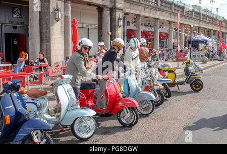 Brighton, UK. 24 Aug, 2018. Mods auf ihren Vespas Start in Brighton für die Bank Holiday Wochenende eintreffen als die Wettervorhersage ist kühler und feuchter in den nächsten paar Tagen in Großbritannien: Simon Dack/Alamy Leben Nachrichten werden Stockfoto