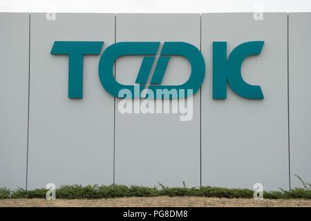 Bernsdorf, Deutschland. 24 Aug, 2018. Das Logo von TD Deutsche Klimakompressor GmbH (TDDK) an der Wand. Am selben Tag wurde die 50-millionste Kompressor wurde an die Produktionslinie geliefert. TDDK ist ein Unternehmen der beiden japanischen Automobilhersteller Toyota Industries Corporation und Denso Corporation. Credit: Sebastian Kahnert/dpa-Zentralbild/dpa/Alamy leben Nachrichten Stockfoto