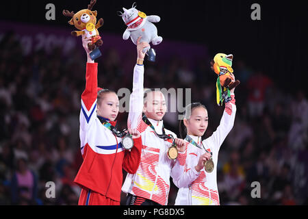 (180824) -- JAKARTA, Aug 24, 2018 (Xinhua) - Gold medallist Chen Yile (C) der China, silbermedaillengewinner Kim Su Jong (L) der Demokratischen Volksrepublik Korea (DVRK) und Bronze medaillenträger Zhang Jin Chinas posieren für Fotos, die während der Preisverleihung nach der künstlerischen Gymnastik Frauen Schwebebalken Finale bei den 18 asiatischen Spiele in Jakarta, Indonesien am 12.08.24., 2018. (Xinhua / Cheong Kam-Ka) Stockfoto