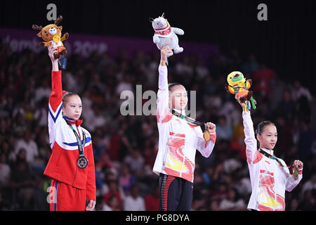 (180824) -- JAKARTA, Aug 24, 2018 (Xinhua) - Gold medallist Chen Yile (C) der China, silbermedaillengewinner Kim Su Jong (L) der Demokratischen Volksrepublik Korea (DVRK) und Bronze medaillenträger Zhang Jin Chinas posieren für Fotos, die während der Preisverleihung nach der künstlerischen Gymnastik Frauen Schwebebalken Finale bei den 18 asiatischen Spiele in Jakarta, Indonesien am 12.08.24., 2018. (Xinhua / Cheong Kam-Ka) Stockfoto