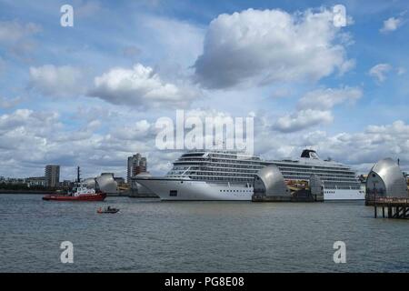 London, 24. August 2018. Die Viking Sun Schiff fährt durch die Thames Barrier auf dem Weg nach Greenwich, Stufe, wo Sie mit Moor. Credit: Claire Doherty/Alamy leben Nachrichten Stockfoto