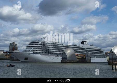 London, 24. August 2018. Die Viking Sun Schiff fährt durch die Thames Barrier auf dem Weg nach Greenwich, Stufe, wo Sie mit Moor. Credit: Claire Doherty/Alamy leben Nachrichten Stockfoto