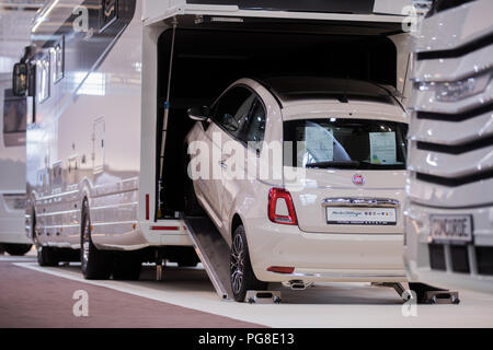 24. August 2018, Deutschland, Düsseldorf: ein Fiat 500 ist in der Garage eines Premium Wohnmobil geparkt. Die weltweit größte camping Messe Caravan Salon findet vom 25.08.2018 bis 02.09. 2018. Foto: Rolf Vennenbernd/dpa Stockfoto