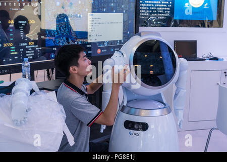 Roboter Reparatur und Montage in China (man Reparatur Roboter) Stockfoto