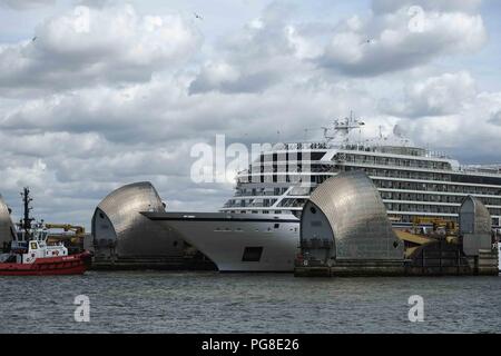 London, 24. August 2018. Die Viking Sun Schiff fährt durch die Thames Barrier auf dem Weg nach Greenwich, Stufe, wo Sie mit Moor. Credit: Claire Doherty/Alamy leben Nachrichten Stockfoto