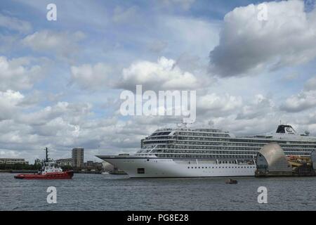 London, 24. August 2018. Die Viking Sun Schiff fährt durch die Thames Barrier auf dem Weg nach Greenwich, Stufe, wo Sie mit Moor. Credit: Claire Doherty/Alamy leben Nachrichten Stockfoto