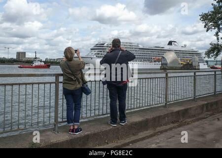 London, 24. August 2018. Die Viking Sun Schiff fährt durch die Thames Barrier auf dem Weg nach Greenwich, Stufe, wo Sie mit Moor. Credit: Claire Doherty/Alamy leben Nachrichten Stockfoto