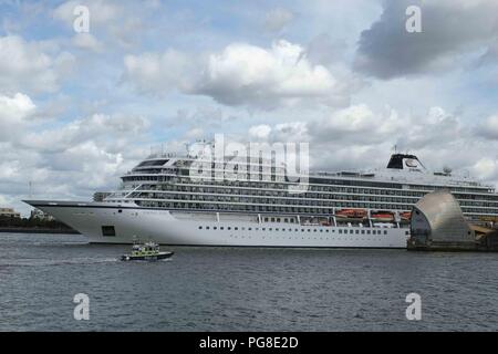 London, 24. August 2018. Die Viking Sun Schiff fährt durch die Thames Barrier auf dem Weg nach Greenwich, Stufe, wo Sie mit Moor. Credit: Claire Doherty/Alamy leben Nachrichten Stockfoto