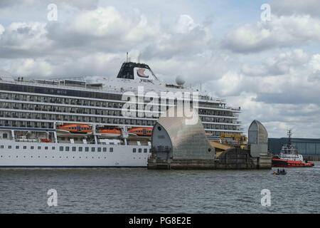 London, 24. August 2018. Die Viking Sun Schiff fährt durch die Thames Barrier auf dem Weg nach Greenwich, Stufe, wo Sie mit Moor. Credit: Claire Doherty/Alamy leben Nachrichten Stockfoto