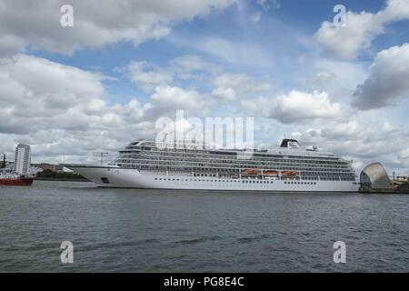 London, 24. August 2018. Die Viking Sun Schiff fährt durch die Thames Barrier auf dem Weg nach Greenwich, Stufe, wo Sie mit Moor. Credit: Claire Doherty/Alamy leben Nachrichten Stockfoto