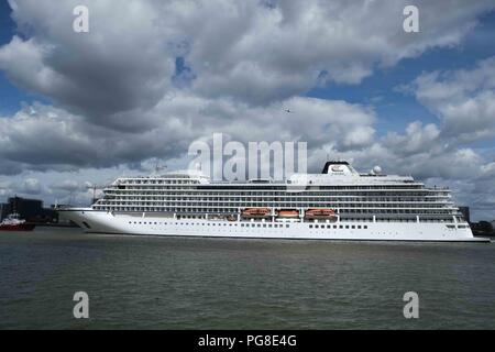 London, 24. August 2018. Die Viking Sun Schiff fährt durch die Thames Barrier auf dem Weg nach Greenwich, Stufe, wo Sie mit Moor. Credit: Claire Doherty/Alamy leben Nachrichten Stockfoto