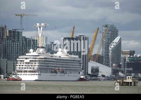 London, 24. August 2018. Die Viking Sun in der Nähe der O2-Arena auf dem Weg nach Greenwich, Stufe, wo Sie mit Moor. Credit: Claire Doherty/Alamy leben Nachrichten Stockfoto