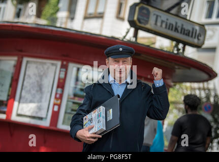 Frankfurt am Main, Deutschland. 24 Aug, 2018. Wasser Haus guide Hubert Glanz steht vor einem Haus im Stadtteil Sachsenhausen. Die Betreiber von vielen Ständen sind deutlich mehr Mieten in der Zukunft zu bezahlen. Credit: Boris Roessler/dpa/Alamy leben Nachrichten Stockfoto