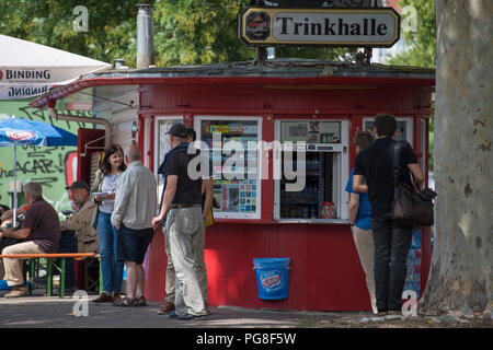 Frankfurt am Main, Deutschland. 24 Aug, 2018. Das Wasser Haus der Mieter Elif Kalkan im Stadtteil Sachsenhausen. Die Betreiber von vielen Ständen sind deutlich mehr Mieten in der Zukunft zu bezahlen. Credit: Boris Roessler/dpa/Alamy leben Nachrichten Stockfoto