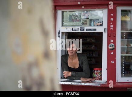 Frankfurt am Main, Deutschland. 24 Aug, 2018. Mieter Elif Kalkan schaut aus dem Fenster ihres Wasser Haus im Stadtteil Sachsenhausen. Die Betreiber von vielen Ständen sind deutlich mehr Mieten in der Zukunft zu bezahlen. Credit: Boris Roessler/dpa/Alamy leben Nachrichten Stockfoto