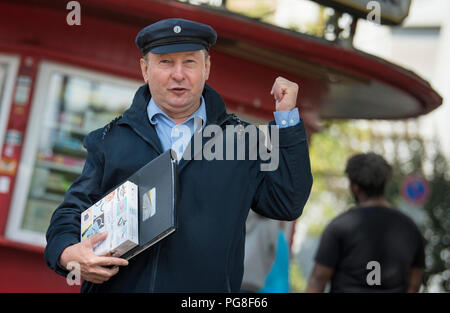 Frankfurt am Main, Deutschland. 24 Aug, 2018. Wasser Haus guide Hubert Glanz steht vor einem Haus im Stadtteil Sachsenhausen. Die Betreiber von vielen Ständen sind deutlich mehr Mieten in der Zukunft zu bezahlen. Credit: Boris Roessler/dpa/Alamy leben Nachrichten Stockfoto