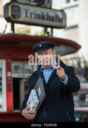 Frankfurt am Main, Deutschland. 24 Aug, 2018. Wasser Haus guide Hubert Glanz steht vor einem Haus im Stadtteil Sachsenhausen. Die Betreiber von vielen Ständen sind deutlich mehr Mieten in der Zukunft zu bezahlen. Credit: Boris Roessler/dpa/Alamy leben Nachrichten Stockfoto