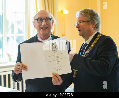 Emden, Deutschland. 24 Aug, 2018. Schauspieler und Musiker Otto Waalkes (l) erhält die Ehrenbürgerschaft von Bernd Bornemann (SPD), Oberbürgermeister von Emden. Credit: mohssen Assanimoghaddam/dpa/Alamy leben Nachrichten Stockfoto