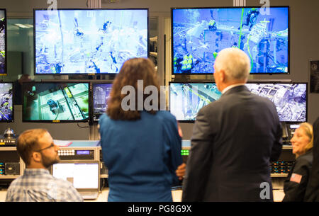 Houston, Texas, USA. 23 Aug, 2018. Vice President Mike Pence und der NASA-Astronaut Suni Williams beobachten, die auf den Monitoren wie NASA Commercial Crew Astronauten Victor Glover und Nicole Mann Durchführung von Schulungen in der Pool im Neutral Buoyancy Laboratory am Johnson Space Center der NASA bei einem Rundgang durch die Anlage, Donnerstag, 12.08.23, 2018 in Houston, Texas. Photo Credit: (NASA/Joel Kowsky) Nationale Luft- und Raumfahrtbehörde über globallookpress.com Credit: Nationale Luft- und Raumfahrt A/russischen Look/ZUMA Draht/Alamy leben Nachrichten Stockfoto