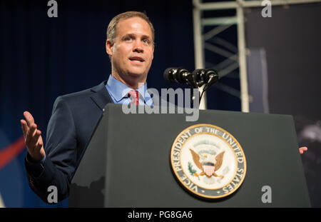 Houston, Texas, USA. 23 Aug, 2018. NASA-Administrator Jim Bridenstine liefert Erläuterungen vor der Einführung Vice President Mike Pence in den Teague Auditorium im Johnson Space Center der NASA, Donnerstag, 12.08.23, 2018 in Houston, Texas. Vice President Pence sprach über die Zukunft der bemannten Raumfahrt und der Agentur plant, den Mond als Vorreiter für zukünftige bemannte Missionen zum Mars zurückzukehren, die besagt, dass der oon und sehr bald amerikanische Astronauten in den Weltraum auf amerikanischen Raketen von amerikanischem Boden gestartet zurück.'' Photo Credit: (Bild: © Nationale Luft- und Raumfahrt A/R Stockfoto