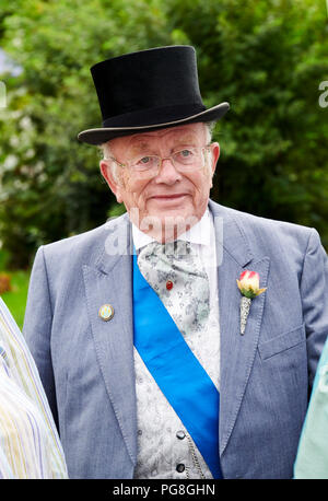 Llandrindod Wells, Powys, Wales UK. 20. bis 26. August 2018. Ein Herr in viktorianischer Kleidung an der Temple Gardens Standort in Lllandrindod Brunnen während der 37Th viktorianisches Festival. Credit: Phillip Thomas/Alamy leben Nachrichten Stockfoto