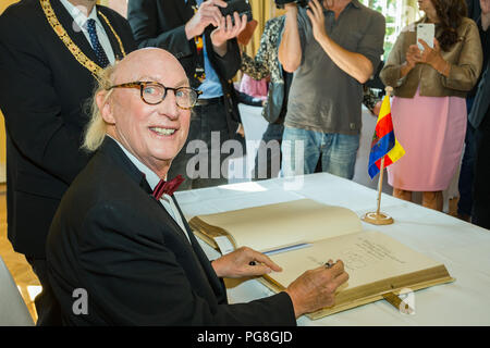 Emden, Deutschland. 24 Aug, 2018. Schauspieler und Musiker Otto Waalkes hat Ehrenbürgerschaft der Stadt Emden und Zeichen in das Goldene Buch der Stadt erhalten. Credit: mohssen Assanimoghaddam/dpa/Alamy leben Nachrichten Stockfoto