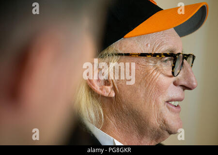 Emden, Deutschland. 24 Aug, 2018. Schauspieler und Musiker Otto Waalkes sitzt in einem Raum während der Pressekonferenz auf die Ehrenbürgerwürde in Emden. Credit: mohssen Assanimoghaddam/dpa/Alamy leben Nachrichten Stockfoto