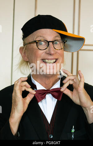 Emden, Deutschland. 24 Aug, 2018. Schauspieler und Musiker Otto Waalkes präsentiert seine dunkelrote Bow Tie nach der Verleihung der Ehrenbürgerschaft. Credit: mohssen Assanimoghaddam/dpa/Alamy leben Nachrichten Stockfoto