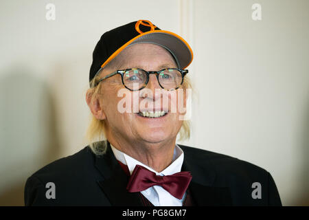 Emden, Deutschland. 24 Aug, 2018. Schauspieler und Musiker Otto Waalkes sitzt in einem Raum während der Pressekonferenz auf die Ehrenbürgerwürde in Emden. Credit: mohssen Assanimoghaddam/dpa/Alamy leben Nachrichten Stockfoto