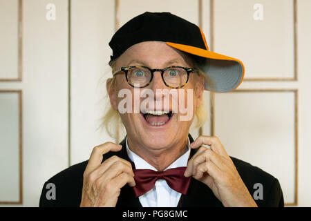 Emden, Deutschland. 24 Aug, 2018. Schauspieler und Musiker Otto Waalkes präsentiert seine dunkelrote Bow Tie nach der Verleihung der Ehrenbürgerschaft. Credit: mohssen Assanimoghaddam/dpa/Alamy leben Nachrichten Stockfoto