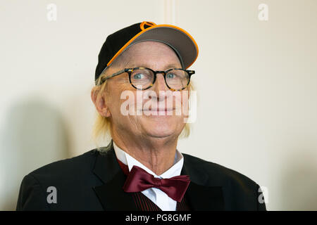 Emden, Deutschland. 24 Aug, 2018. Schauspieler und Musiker Otto Waalkes sitzt in einem Raum während der Pressekonferenz auf die Ehrenbürgerwürde in Emden. Credit: mohssen Assanimoghaddam/dpa/Alamy leben Nachrichten Stockfoto