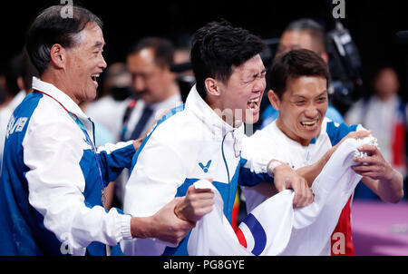 (180824) -- JAKARTA, Aug 24, 2018 (Xinhua) - Tang Chia-Hung der chinesischen Taipei feiert mit dem Trainer nach der künstlerischen Gymnastik Männer horizontalen Balken Finale bei den Asian Games 2018 in Jakarta, Indonesien am 12.08.24., 2018. (Xinhua / Wang Lili) Stockfoto