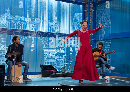 Edinburgh, Schottland, Großbritannien. 24. August 2018. Edinburgh Fringe, Royal Mile, Flamenco Wurzeln, Spanisch Animateure aus Sevilla und Barcelona Straßenmusik auf dem Mercat Bühne. Stockfoto