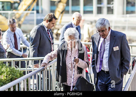 Columbus, Ohio, USA. 9 Nov, 2012. ANNIE GLENN, Ehefrau von John Glenn (hinten) Gespräche mit der Ohio State University Zentrum für Luftfahrt Studien JIM OPPERMANN bei einem OSU College of Engineering Veranstaltung Freitag, 9. November 2012. Der ehemalige Astronaut und US-Senator John Glenn war ein Vortrag zu OSU aviation Majoren über Antenne Navigation ohne GPS oder moderne Instrumente. Credit: James D. finden/ZUMA Draht/Alamy leben Nachrichten Stockfoto
