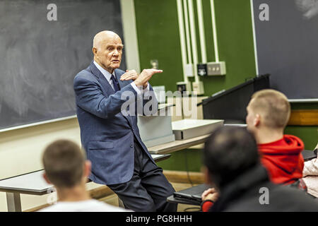 Columbus, Ohio, USA. 9 Nov, 2012. Der ehemalige Astronaut und US-Senator John Glenn präsentiert einen Vortrag zu OSU aviation Majoren über Antenne Navigation ohne GPS oder moderne Instrumente an einem der Ohio State University College of Engineering Veranstaltung Freitag, 9. November 2012. Credit: James D. finden/ZUMA Draht/Alamy leben Nachrichten Stockfoto