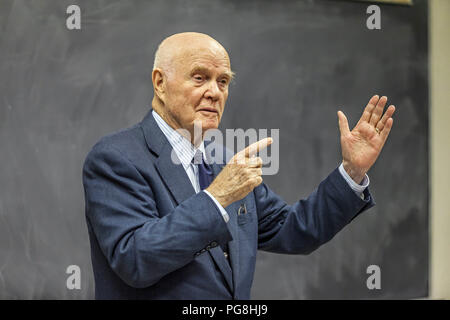 Columbus, Ohio, USA. 9 Nov, 2012. Der ehemalige Astronaut und US-Senator John Glenn präsentiert einen Vortrag zu OSU aviation Majoren über Antenne Navigation ohne GPS oder moderne Instrumente an einem der Ohio State University College of Engineering Veranstaltung Freitag, 9. November 2012. Credit: James D. finden/ZUMA Draht/Alamy leben Nachrichten Stockfoto