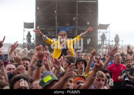 Ventilatoren passen die Wombats führen bei Reading Festival am ersten Tag 2018 Stockfoto