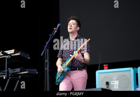 Die Wombats treten am ersten Tag auf der Hauptbühne beim Lesefest 2018 auf Stockfoto